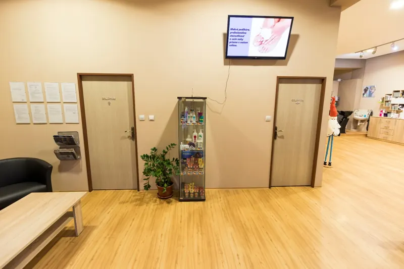 Chodba s dverami do pedikúry a solária